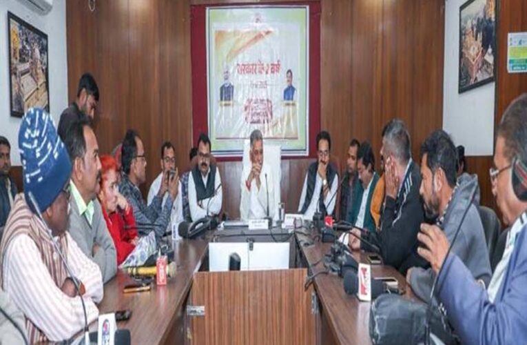 प्रभारी मंत्री  इन्दर सिंह परमार ने प्रेस वार्ता को किया संबोधित