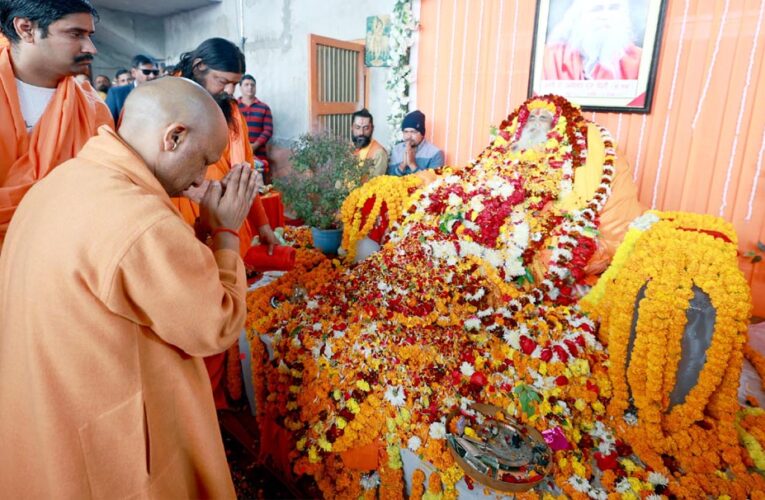 मुख्यमंत्री योगी आदित्यनाथ ने रामलला के श्रीचरणों में झुकाया शीश, हनुमानगढ़ी में भी लगाई हाजिरी