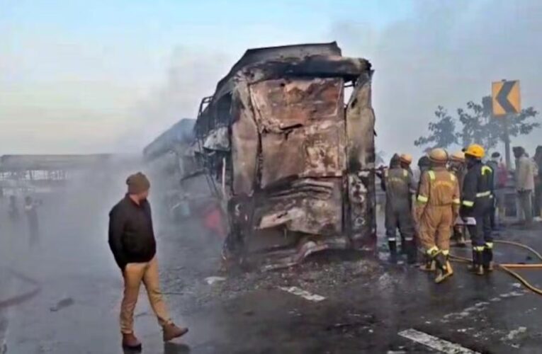 कुहासा बना काल: यमुना एक्सप्रेसवे पर 5 बसों और कारों में आग, मथुरा, उन्नाव और बस्ती में भी हादसे