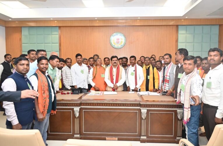 रायपुर में बस्तर संभाग के सरपंचों ने नए विधानसभा भवन में देखी लोकतांत्रिक प्रक्रिया