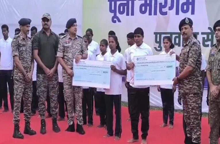 छत्तीसगढ़ में बड़ा नक्सल सरेंडर: 84 लाख के इनामी 34 नक्सलियों ने डाले हथियार, 7 महिलाएं भी शामिल