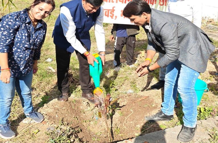 जनजातीय कार्य विभाग में संचालित छात्रावास प्रांगण में पौधारोपण कर किया भारतीय वीर शहीदों को याद