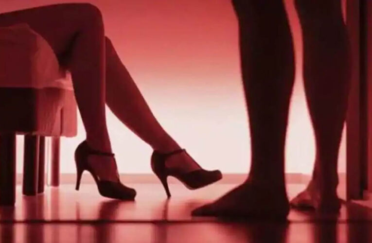 बरेली पुलिस का बड़ा कार्रवाई: कॉलगर्ल के साथ पकड़े गए पांच लड़के, होटल में मिली दवाइयां