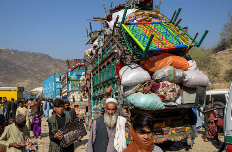 ईरान-पाकिस्तान ने एक ही दिन में 5,500 से अधिक अफगान शरणार्थियों का जबरन निर्वासन किया