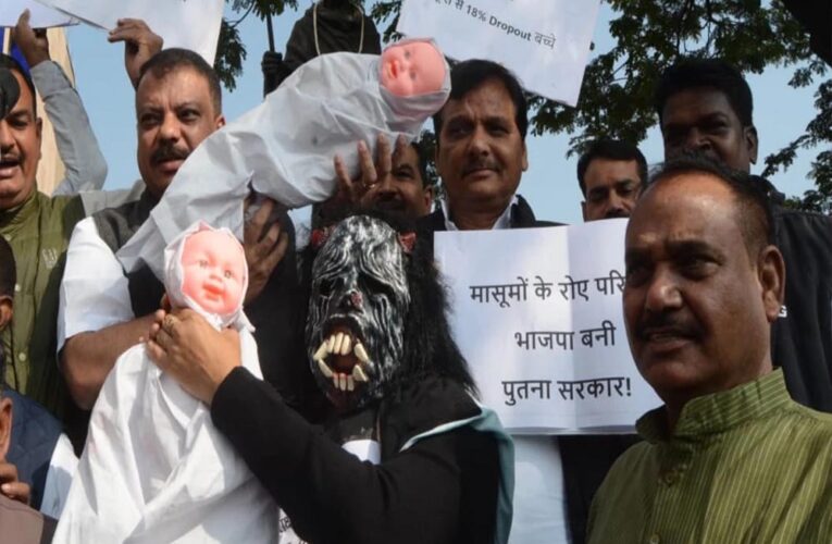 मध्य प्रदेश विधानसभा शीतकालीन सत्र शुरू, कांग्रेस विधायकों ने कफ सिरप मौतों के विरोध में बच्चों के पुतले और ‘पूतना’ के साथ किया प्रदर्शन