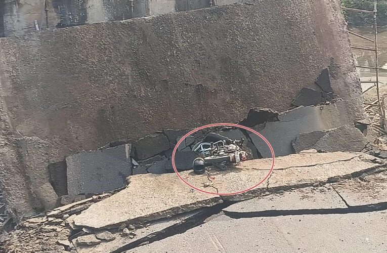 रायसेन में बरेली-पिपरिया रोड पर पुल गिरा, दो बाइक सवार चार लोग घायल