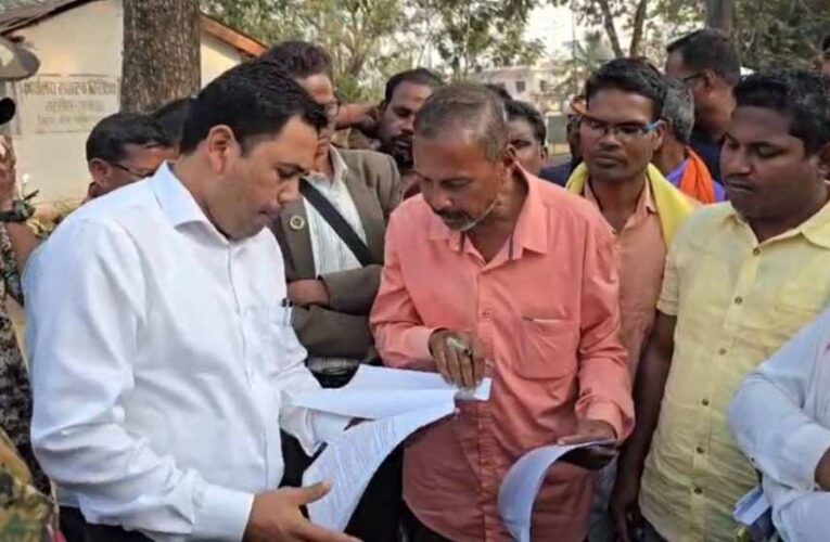 किसानों ने धान खरीदी केंद्र प्रभारियों की मनमानी के खिलाफ निकली रैली, तहसीलदार को सौंपा ज्ञापन