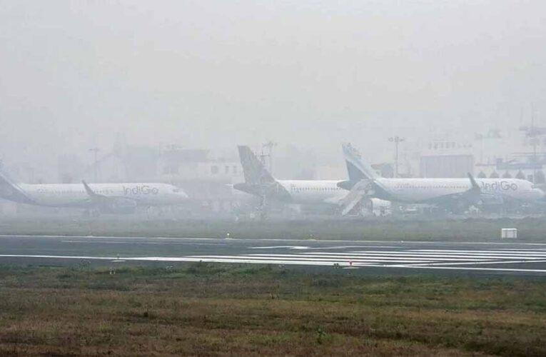 दिल्ली-NCR में घना कोहरा और स्मॉग, 22 उड़ानें रद्द, विजिबिलिटी प्रभावित