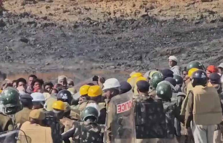 कोयला खदान विस्तार विरोध: ग्रामीणों का हिंसक प्रदर्शन, पुलिस पर हमला, दर्जनों घायल