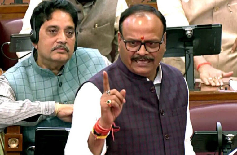 डिप्टी CM ब्रजेश पाठक का बयान: सपा सरकार में अस्पतालों की हालत तबेला जैसी थी