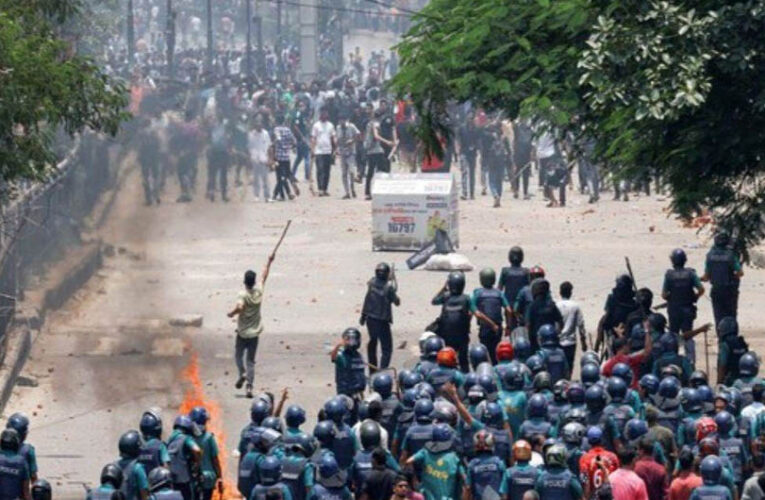 बांग्लादेश में जलते अखबार दफ्तरों को चुपचाप देखती रही पुलिस, अधिकारी ने दी सफाई