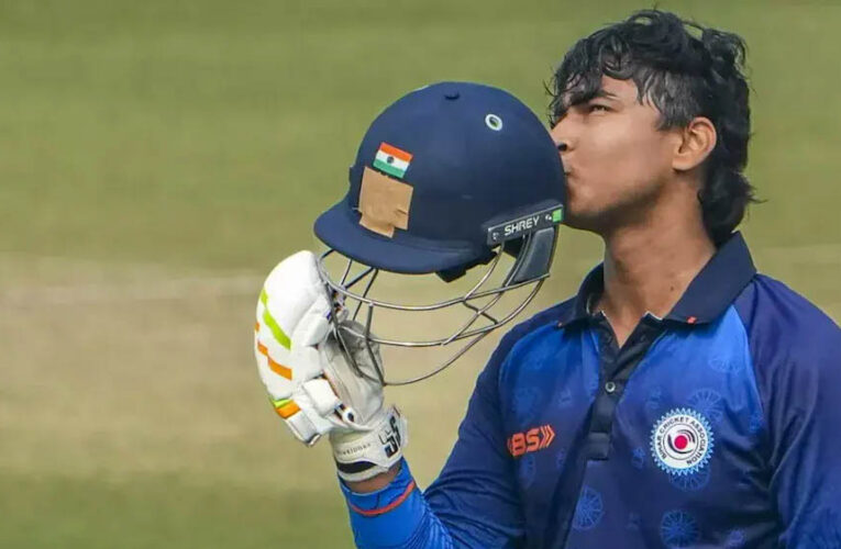 वैभव सूर्यवंशी ने विजय हजारे ट्रॉफी में 36 गेंदों में शतक जड़ा, 10 चौके और 8 छक्के लगाए