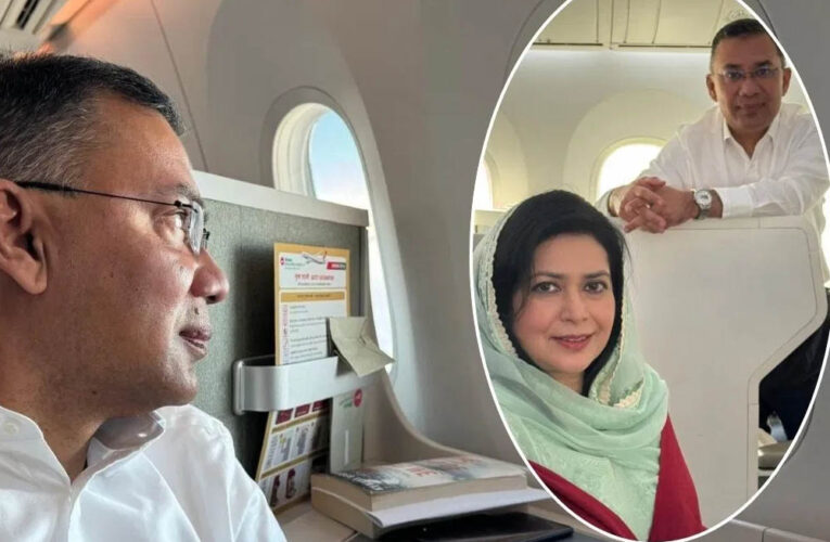 17 साल बाद बांग्लादेश लौटे तारिक रहमान, देशभक्ति दिखाते हुए हाथ में मिट्टी ली