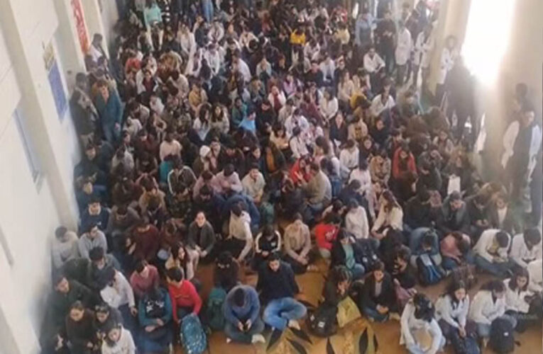 हिमाचल में डॉक्टरों की अनिश्चितकालीन हड़ताल, OPD सेवाएं ठप, इमरजेंसी चालू