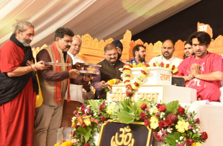 रायपुर : हनुमंत कथा के चौथे दिवस उप मुख्यमंत्री विजय शर्मा हुए शामिल, पं. धीरेंद्र शास्त्री से लिया आशीर्वाद