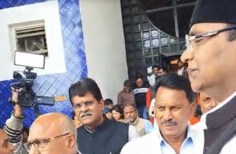 विधानसभा में मंत्री कंसाना बेहोश, अस्पताल में कराया भर्ती; कांग्रेस विधायक लेकर आए खराब फसलों की तख्तियां