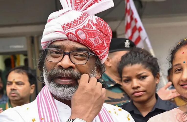 झारखंड की राजनीति में हलचल: पोस्टर हटे, साथी गायब और हेमंत सोरेन दिल्ली रवाना—कुछ तो बड़ा पक रहा है!