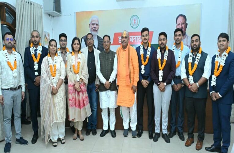 रायपुर : मुख्यमंत्री  विष्णु देव साय से छत्तीसगढ़ लोक सेवा आयोग 2024 के टॉप 10 अभ्यर्थियों ने की सौजन्य भेंट