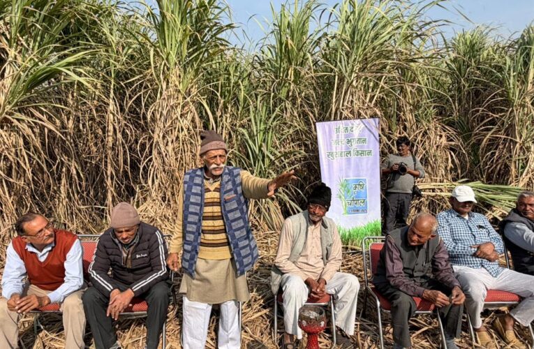 खेतों में लगाई चौपाल, योगी सरकार के कारण किसानों के जीवन में हुई उन्नति पर की गई चर्चा