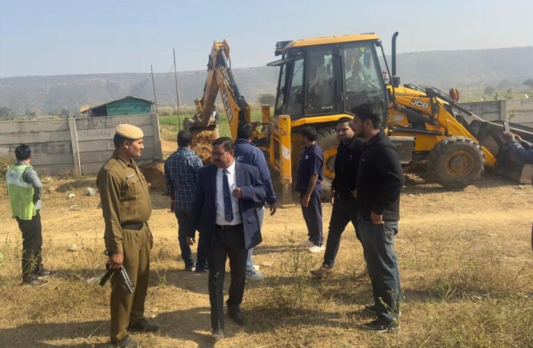 सीएम मोहन यादव का बुलडोजर: मध्य प्रदेश में 250 बीघा सरकारी जमीन से अवैध कब्जा हटाया