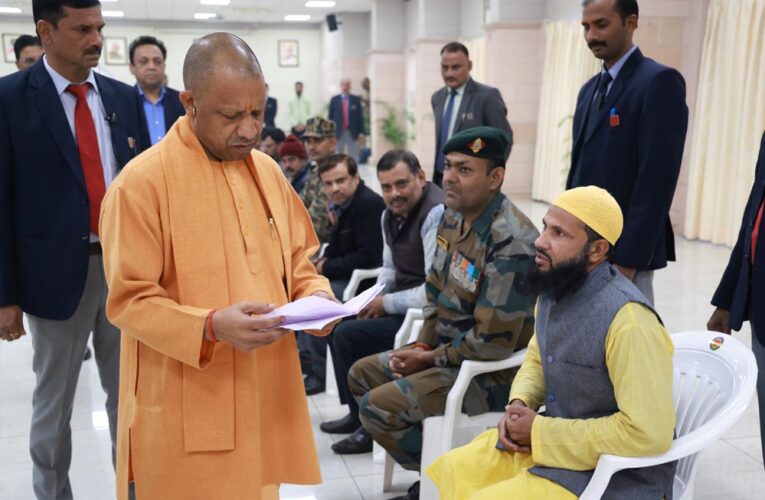 मुख्यमंत्री योगी आदित्यनाथ ने ‘जनता दर्शन’ में आये नागरिकों से की मुलाक़ात