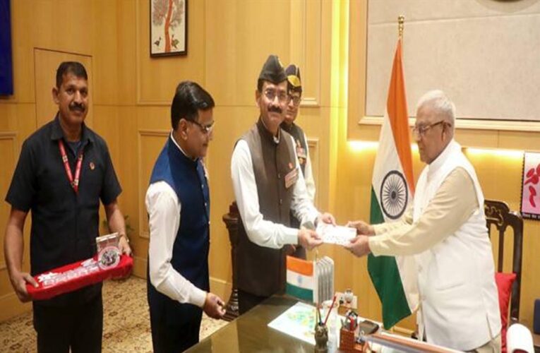 राज्यपाल  पटेल को सशस्त्र सेना झंडा दिवस पर लगाया गया ध्वज, लोकभवन में मना सशस्त्र झंडा दिवस
