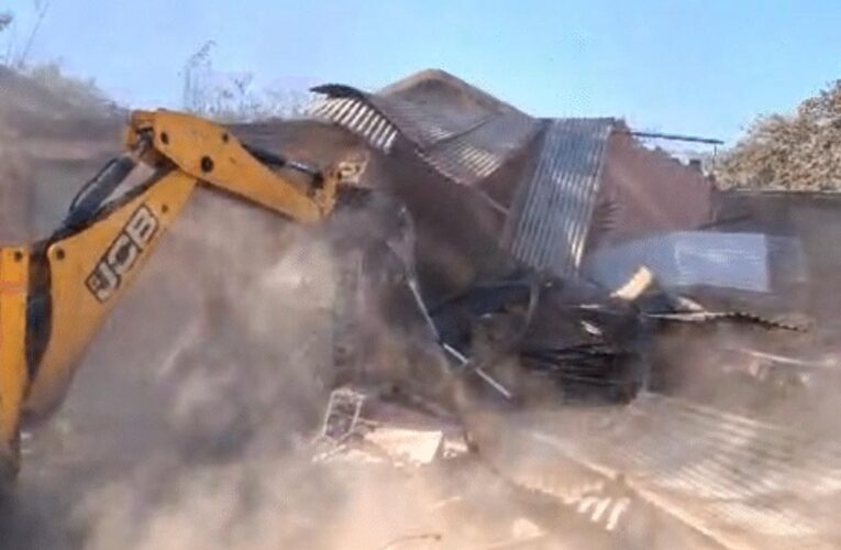 खंडवा के सिहाड़ा गांव में अतिक्रमण हटाने की कार्रवाई, जेसीबी मशीनों से दरगाह का अतिक्रमण तोड़ा गया