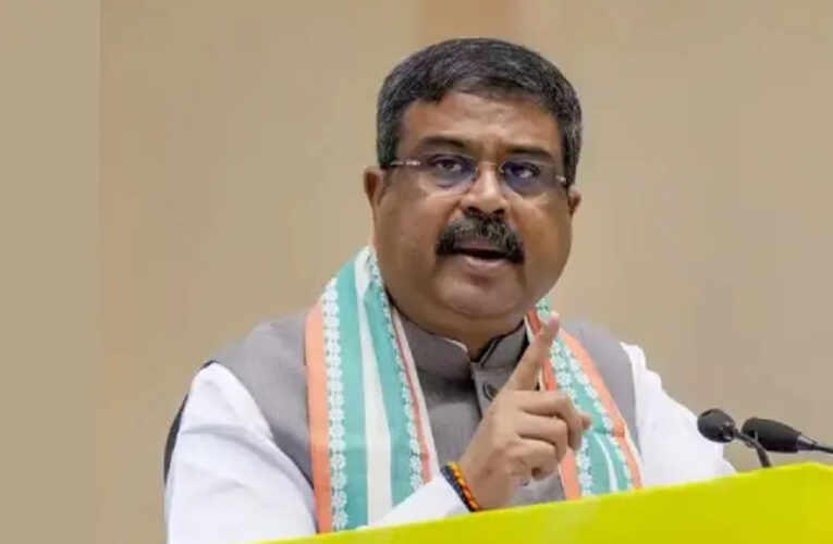 ₹500 गुलदस्ता 20 सेकंड के लिए, इतना पैसा 2 KG सेब लेने में लगेगा” — धर्मेंद्र प्रधान का तीखा सुझाव