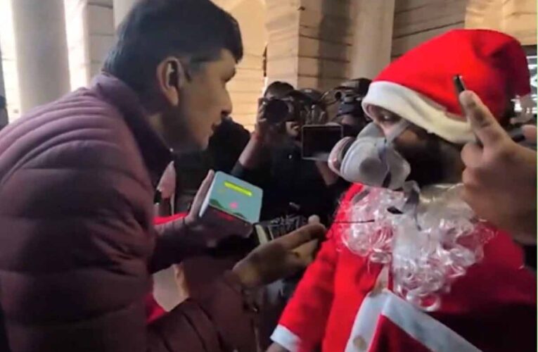 दिल्ली प्रदूषण पर सांता क्लॉज वीडियो बना पड़ा भारी, AAP नेता सौरभ भारद्वाज समेत तीन पर FIR