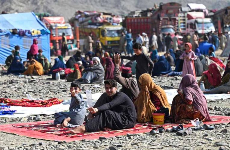 पाक-ईरान की सख्ती से अफगान शरणार्थियों पर कहर! रोज़ाना हजारों लोगों की जबरन बेदखली, मानवाधिकार संगठन मौन क्यों?