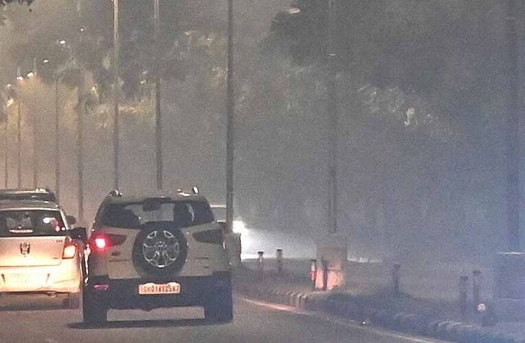 दम घोंटती दिल्ली: साल की सबसे जहरीली हवा, AQI 430 पार, राहत की उम्मीद धुंधली