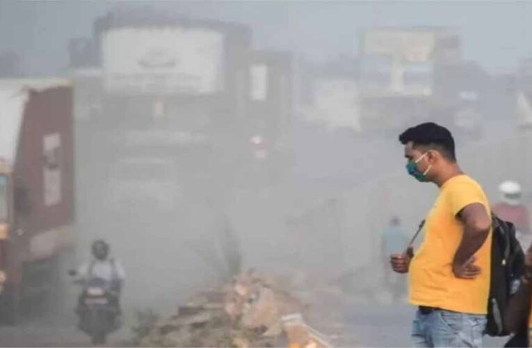 दिल्ली में स्मॉग और सर्दी की दोहरी मार! AQI 330 के पार, हालात बिगड़े
