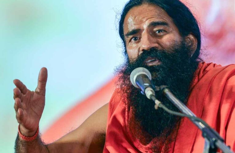 पर्दे डाल लो, एयर प्यूरीफायर अमीरों का चोचला— दिल्ली के प्रदूषण पर योगगुरु रामदेव का बयान