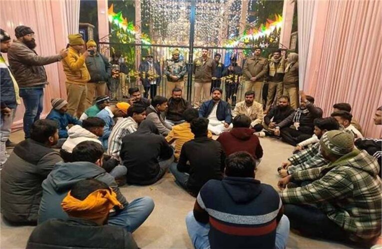 क्रिसमस के दिन चर्च के बाहर बजरंग दल का हनुमान चालीसा पाठ, ‘जय श्रीराम’ और ‘हर हर महादेव’ के नारे