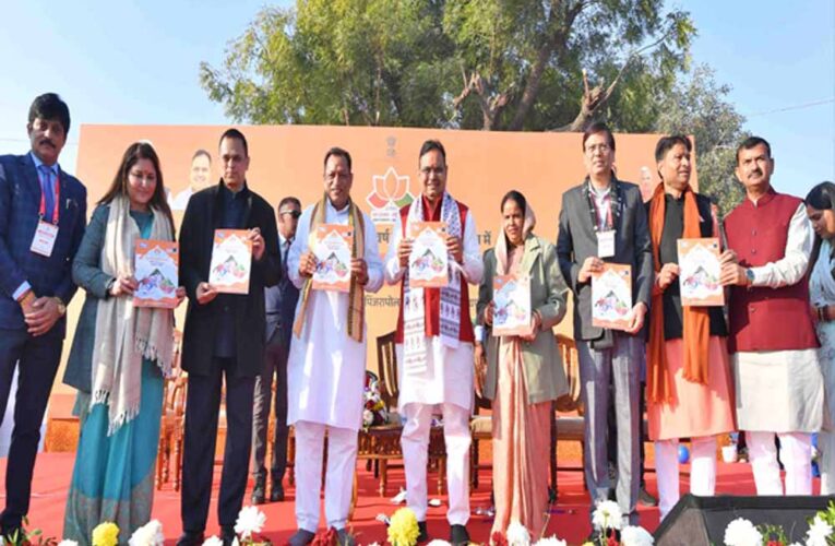 मुख्यमंत्री भजनलाल शर्मा ने पिंजरापोल गौशाला में की गोसेवा, रक्तदान शिविर का लिया जायजा