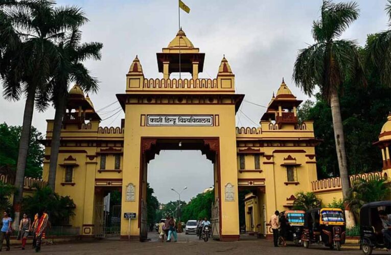 12 साल बाद जिंदा लौटा ‘मुर्दा’: BHU में काग़ज़ों में मृत व्यक्ति खुद की पेंशन रुकवाने पहुंचा दफ्तर