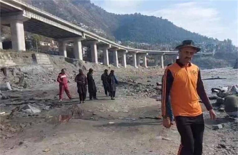 चिनाब में तूफानी उफान से हड़कंप, बढ़ा जलस्तर, प्रशासन अलर्ट मोड पर