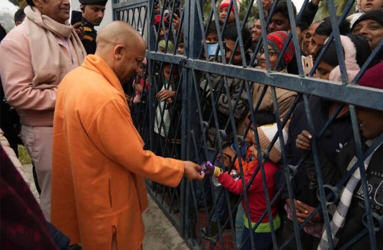 सीएम योगी से स्नेहाशीष व चॉकलेट पाकर प्रफुल्लित हुए बच्चे