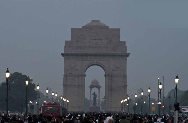 वेस्टर्न डिस्टर्बेंस का असर: दिल्ली-NCR में बदला मौसम, बादलों की आवाजाही के बीच कोहरे का अलर्ट