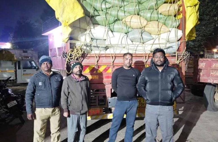 बलरामपुर में बड़ी कार्रवाई: यूपी से आ रहे अवैध धान से भरा ट्रक जब्त, 400 बोरी बरामद