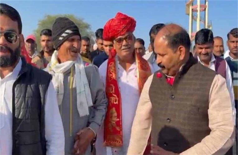 डोबड़ा को मिला ग्राम पंचायत का दर्जा, विकास रथ पर पहुंचे मंत्री मदन दिलावर, 51 फीट साफा और पुष्पवर्षा से हुआ भव्य स्वागत