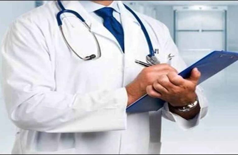 इंदौर में सरकारी डॉक्टरों की मनमानी: निजी अस्पताल भेजने पर एक निलंबित, एक की 15 दिन की सैलरी कटी