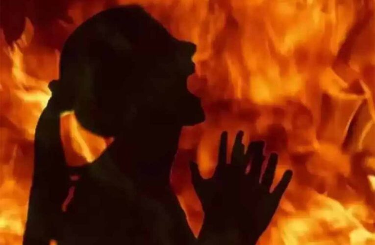 पत्नी के अफेयर के शक में हैवानियत की हदें पार, बच्चों के सामने महिला को पेट्रोल डालकर जिंदा जलाया