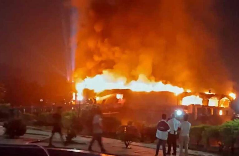 गोवा अग्निकांड पर बड़ा एक्शन: होटल मालिकों पर FIR, सरपंच हिरासत में