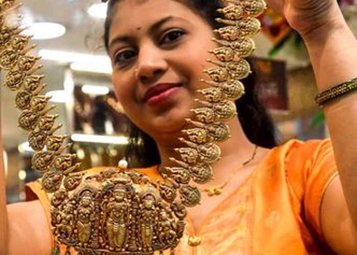 सोने-चांदी के दामों में नरमी, ऊपरी स्तर से लगातार दूसरे दिन गिरावट