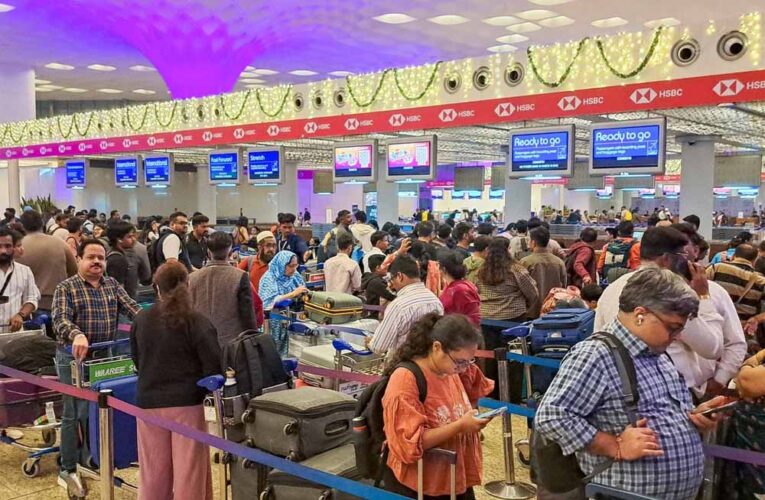 दिल्ली एयरपोर्ट से हवाई यातायात ठप: इंडिगो ने एक ही दिन में रद्द कीं 550 उड़ानें, यात्रियों में हड़कंप