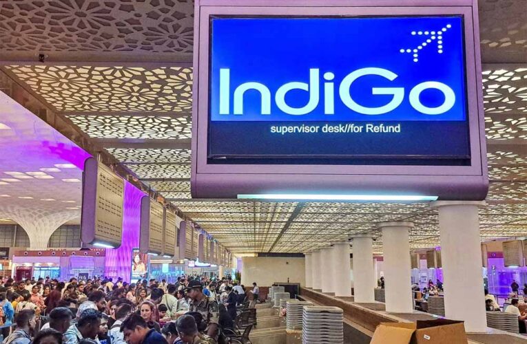जयपुर एयरपोर्ट पर बवाल: इंडिगो स्टाफ और यात्रियों में तीखी झड़प, 17 फ्लाइट्स रद्द