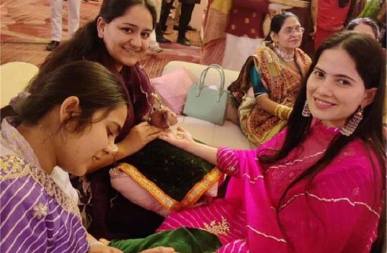 किसकी मेहंदी में पहुंचीं थीं जया किशोरी?, मेहंदी लगाए नजर आईं, तेजी से तस्वीर हो रही वायरल