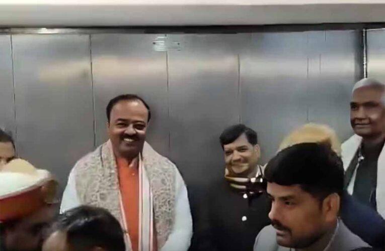 यूपी विधानसभा में सियासी संयोग! एक ही लिफ्ट में नजर आए केशव मौर्य और शिवपाल यादव, VIDEO वायरल
