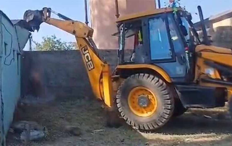 खंडवा में पूरे गांव को ‘वक्फ प्रॉपर्टी’ बताने का दावा खारिज, प्रशासन का बुलडोजर चला
